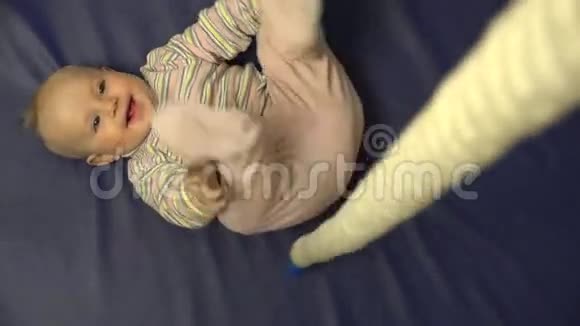 10个月的婴儿运动时间活动4K超高清超高清视频的预览图