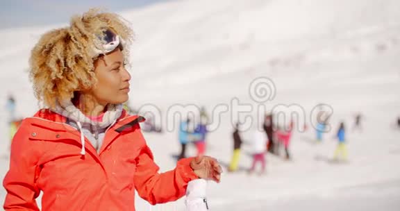 一位在高山滑雪场的时髦年轻女子视频的预览图