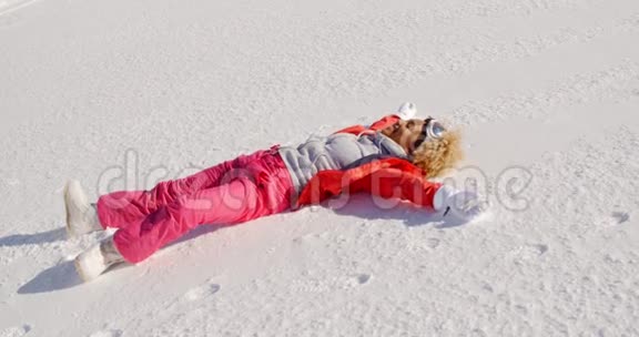 年轻女子享受冬天的雪和阳光视频的预览图