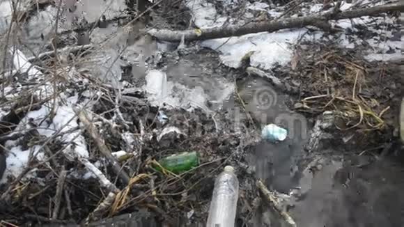 冬天的水从铁管流向小溪里面有垃圾视频的预览图