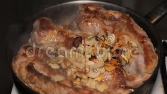 煎锅里的肉视频的预览图
