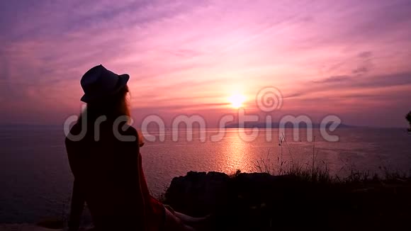 看日落的女孩在海上思考生命的意义视频的预览图