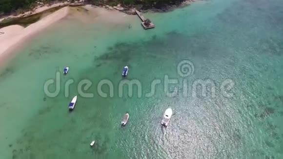 毛里求斯的沙巴赫用无人机飞越印度洋和人们海岸线上的豪华游艇和船只视频的预览图