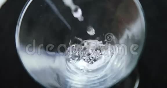 鸡尾酒倒在玻璃杯里视频的预览图