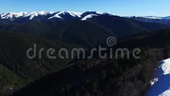 在森林和丘陵地带上空进行空中飞行降落视频的预览图