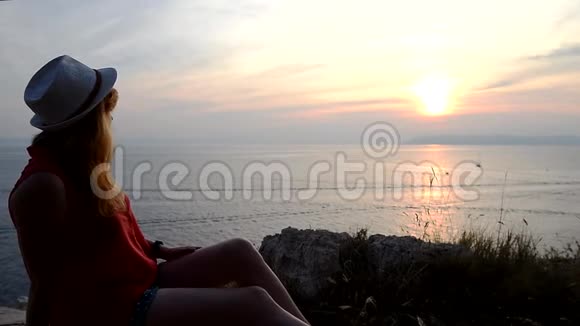 看日落的女孩在海上思考生命的意义视频的预览图