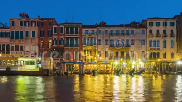 夜间威尼斯大运河湾交通全景4k时间流逝意大利视频的预览图