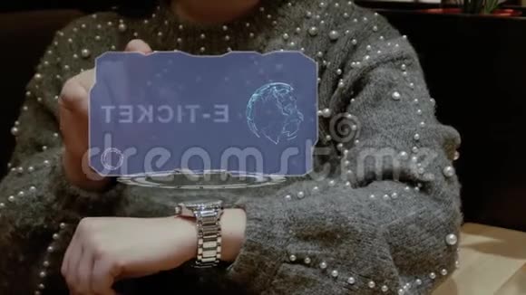 女性使用带有电子电子机票的全息表视频的预览图