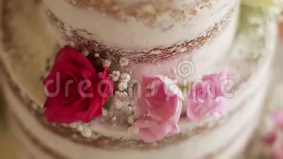 美丽的婚礼蛋糕装饰着鲜花视频的预览图