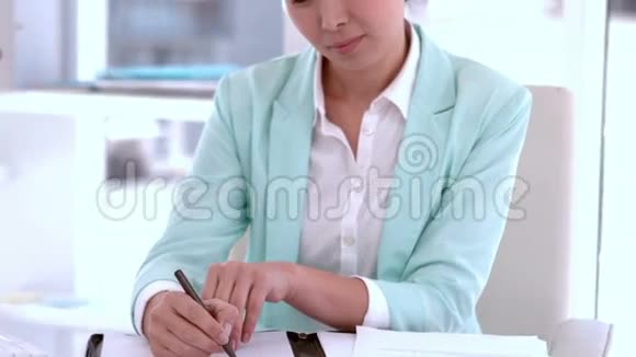 女商人签署名字到文件视频的预览图