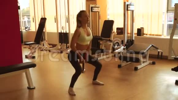 苗条的运动女子在健身房练习视频的预览图