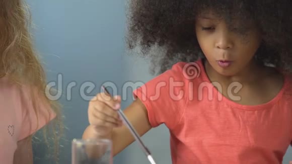 可爱的非裔美国女孩在幼儿园画水彩爱好视频的预览图