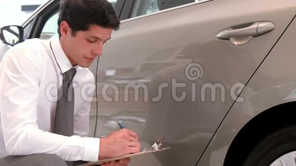 商人检查汽车油漆工作视频的预览图