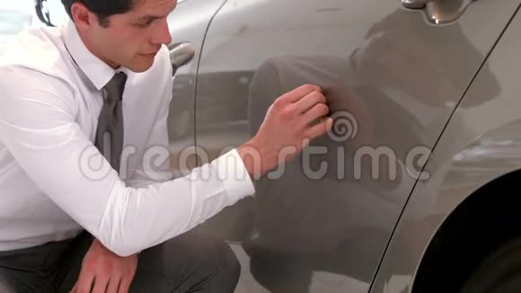 商人检查汽车油漆工作视频的预览图