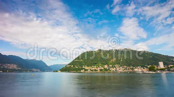 夏日著名的科莫湖蓝天山全景4k时间流逝意大利视频的预览图