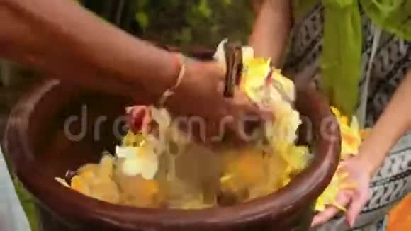 巴厘岛萨满用鲜花舀出圣水视频的预览图