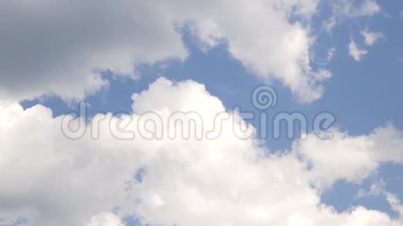 白云在蓝天中奔跑视频的预览图