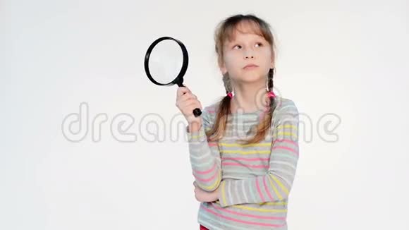 小女孩拿着放大镜站着视频的预览图