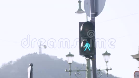 步行者绿色交通灯视频的预览图
