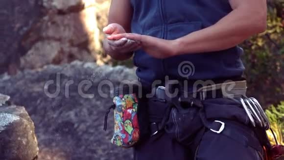 一个人用粉笔在攀岩视频的预览图