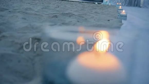 沙滩上的烛光视频的预览图