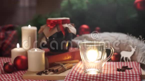 把茶倒进杯子里过圣诞节视频的预览图