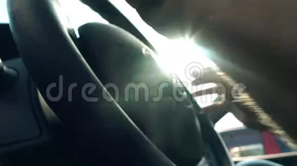 男子将双手放在汽车方向盘上面对烈日4K视频视频的预览图