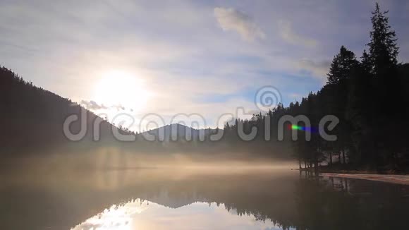 雾状日出时间流逝阿尔湖视频的预览图