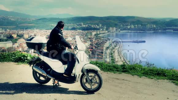 土耳其BursaGemlik的摩托车骑手视频的预览图
