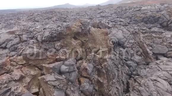 空中观景台在火山熔岩旁飞行熔岩冷却了火山神圣的视频的预览图