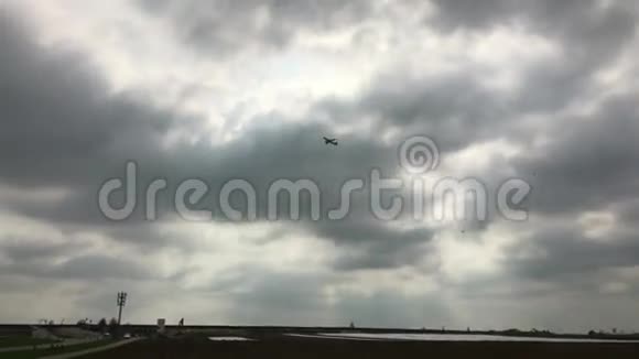 空中飞机在戏剧性的天空中飞过田野视频的预览图