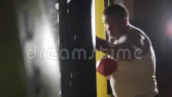 拳击手打拳袋那个运动员打一个拳击袋健身房里的那个人训练员做运动冲袋子视频的预览图