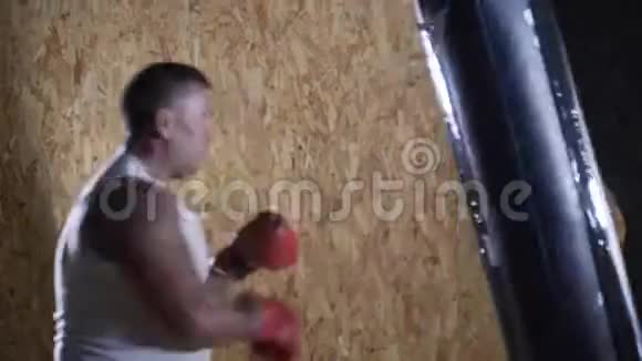 拳击手打拳袋那个运动员打一个拳击袋健身房里的那个人训练员做运动冲袋子视频的预览图