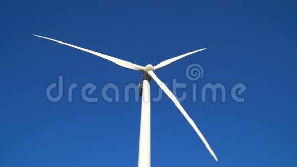 天空背景上的白色风力涡轮机视频的预览图