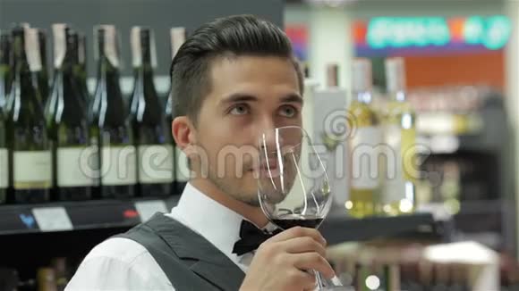 侍酒师拿着红酒闻着视频的预览图
