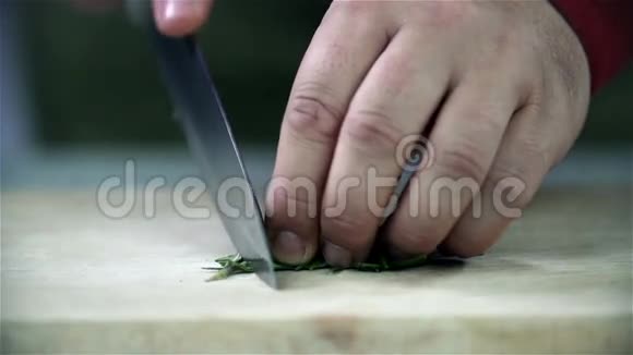 月桂被切成薄片放在木桌上视频的预览图