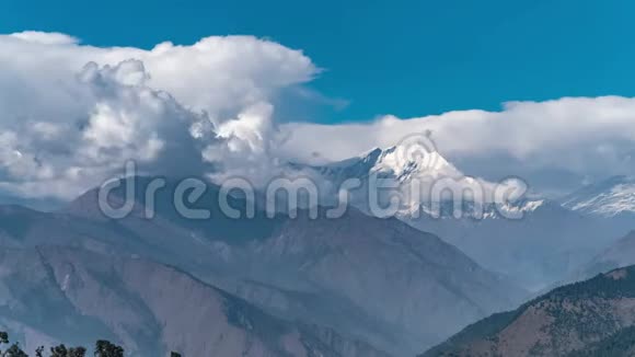 在尼泊尔喜马拉雅山高地上移动云时间推移视频的预览图
