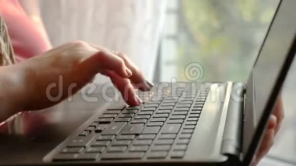 女性手在笔记本电脑上打印文本高清高清视频的预览图