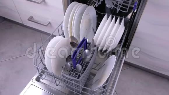 洗碗机篮子厨房里有脏的白色盘子和餐具视频的预览图
