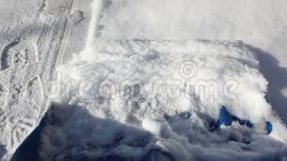 冬天天气下的雪第一人称观点视频的预览图