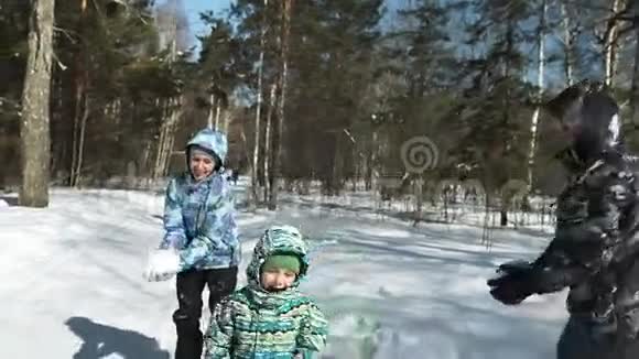孩子们玩雪落在头上视频的预览图