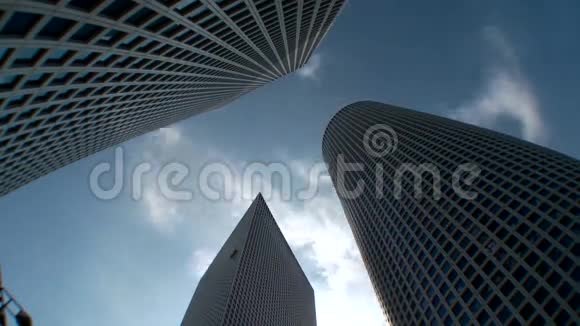 以色列特拉维夫高层建筑上的云层消失视频的预览图