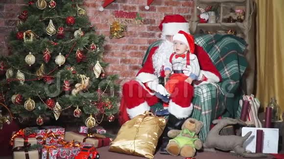 圣诞前夜圣诞老人腿上的婴儿视频的预览图
