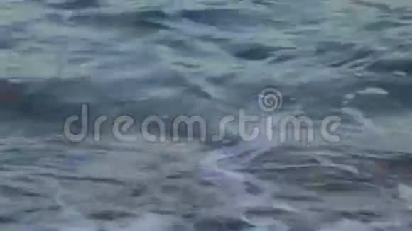 海浪拍打海岸的特写镜头正面观点视频的预览图