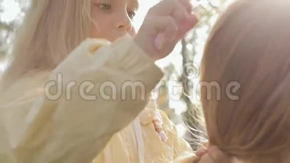 把一个梳着金色长发的小女孩视频的预览图
