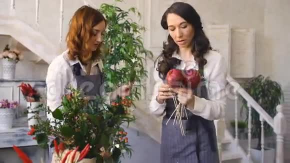 两位年轻英俊的厨师花匠在鲜花水果店做水果和蔬菜花束视频的预览图