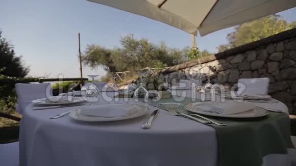 为一场美妙的婚礼提供餐桌视频的预览图