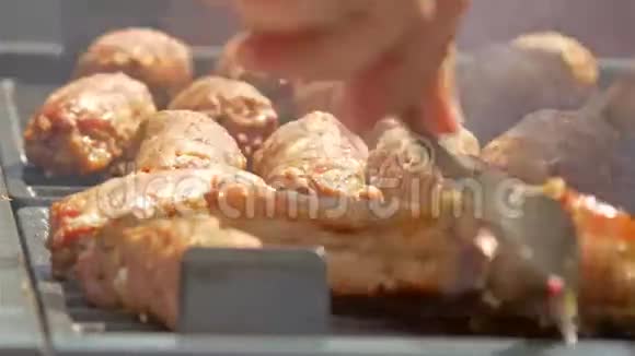 传统的罗马尼亚烤肉卷米吉或米蒂蒂蒂和牛排视频的预览图