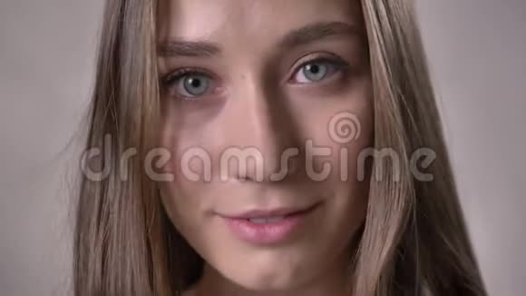 年轻的吹箫女孩正在镜头前观看调情的概念灰色背景视频的预览图