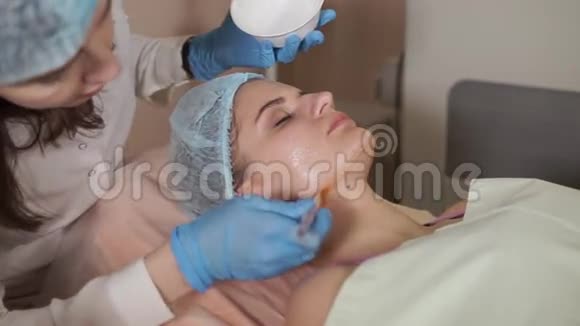 美容师给女性患者敷面膜复兴美容视频的预览图